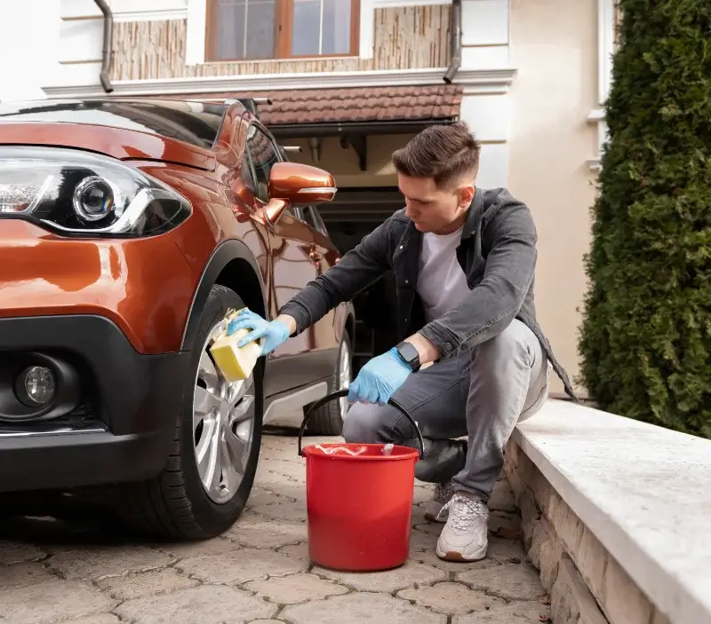 Lavage auto à domicile Ria-Sirach : professionnel intervenant sur un véhicule
